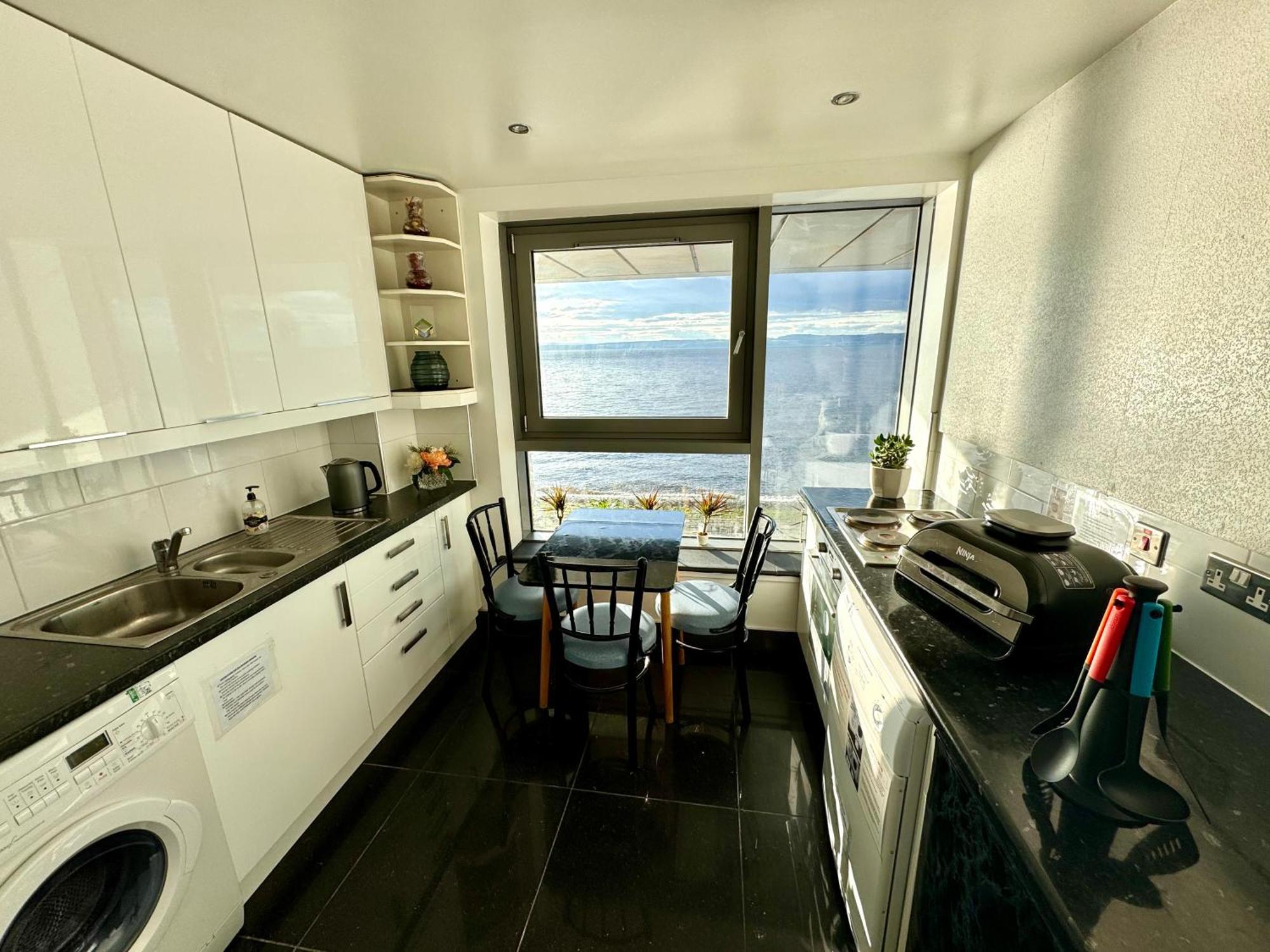 Ocean Park Apartments - Oceanfront - Free Parking And Fast Wifi Edinburgh Bagian luar foto