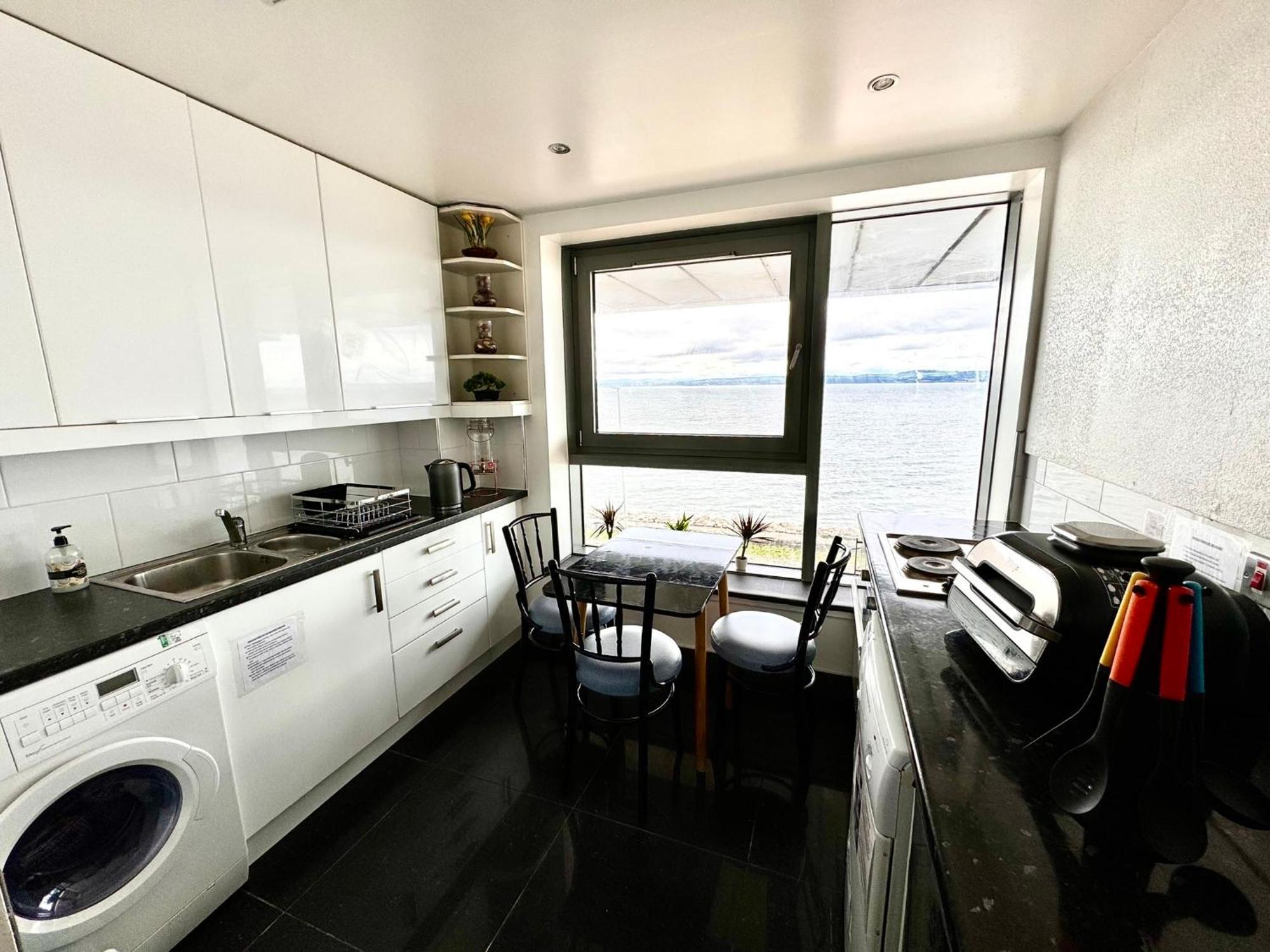 Ocean Park Apartments - Oceanfront - Free Parking And Fast Wifi Edinburgh Bagian luar foto